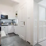 Stellar Dwell 公寓